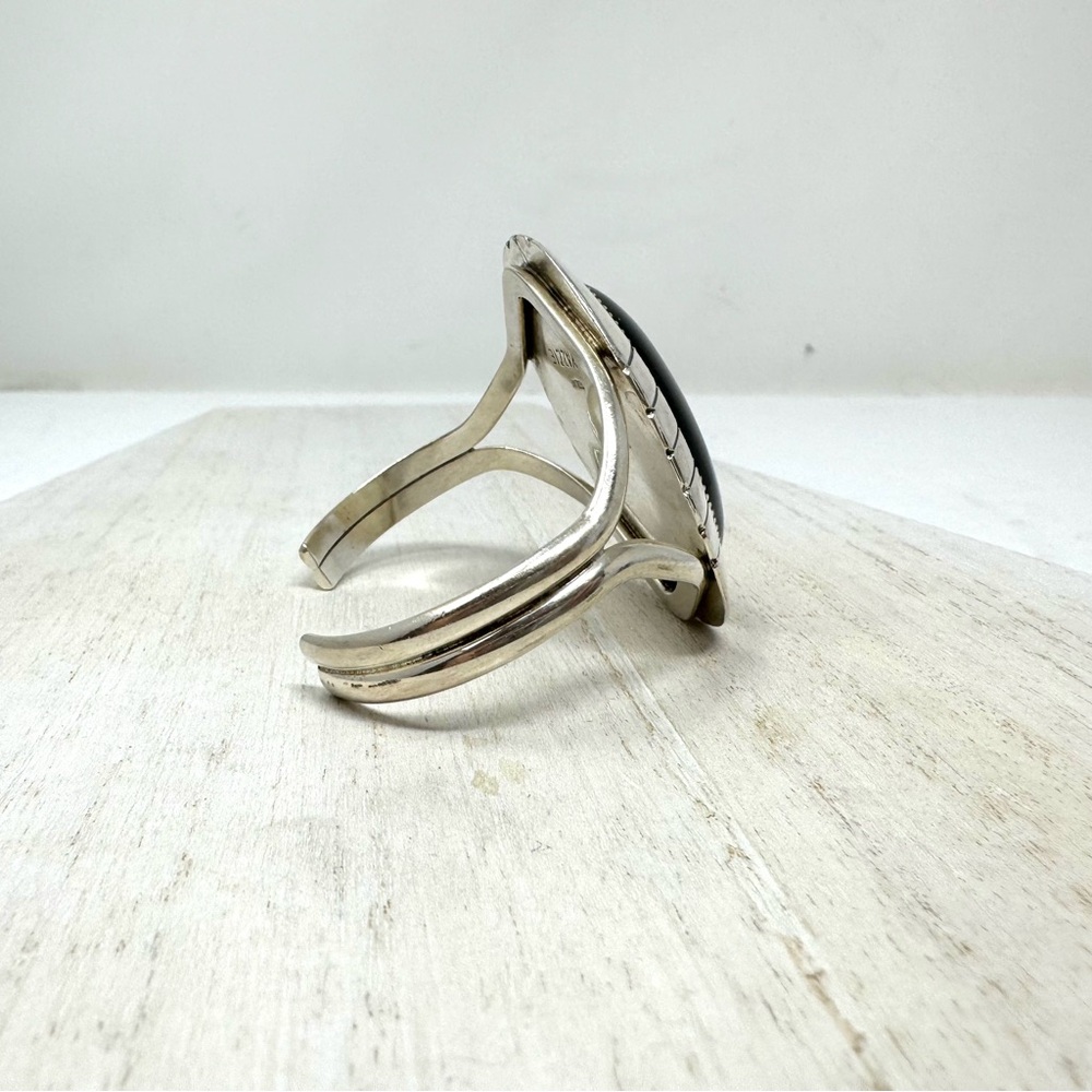 E YAZZIE Navajo sterling silver, large onyx cuff bracelet, 47.2g - Picture 11 of 13
